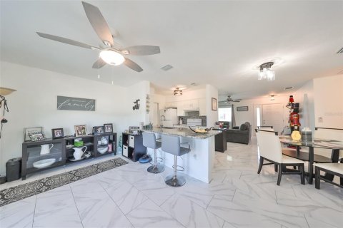 Condo in Sun City Center, Florida, 2 bedrooms  № 1826346 - photo 9