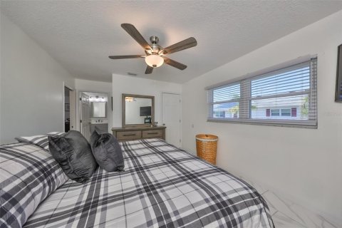Condo in Sun City Center, Florida, 2 bedrooms  № 1826346 - photo 11