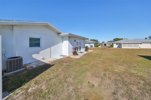 Condo in Sun City Center, Florida, 2 bedrooms  № 1826346 - photo 17