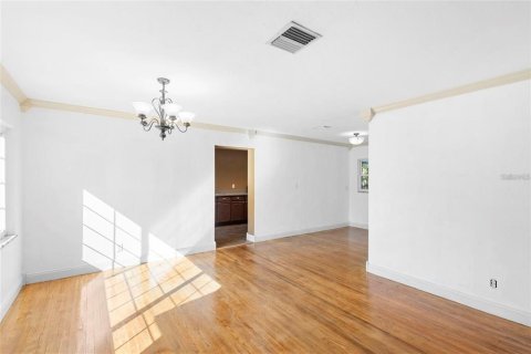 House in DeLand, Florida 3 bedrooms, 160.81 sq.m. № 2098289 - photo 8