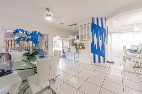 Villa ou maison à louer à Miami, Floride: 4 chambres, 193.05 m2 № 1888876 - photo 25