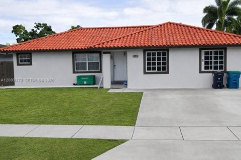 Villa ou maison à vendre à Miami, Floride: 4 chambres, 146.32 m2 № 2066604 - photo 1