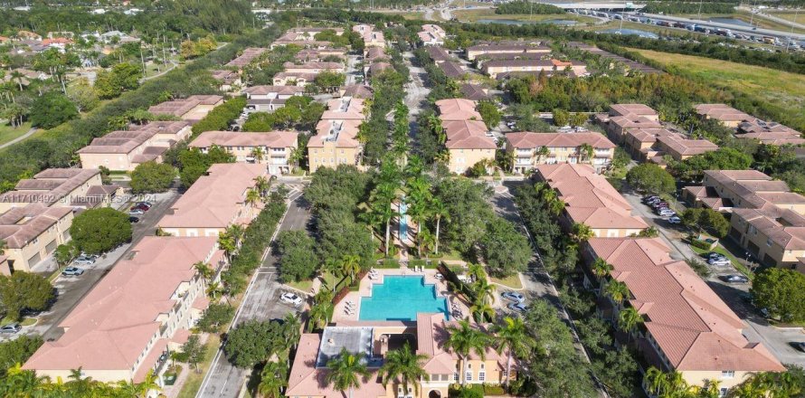 Adosado en Pembroke Pines, Florida 3 dormitorios, 169.64 m2 № 1463406