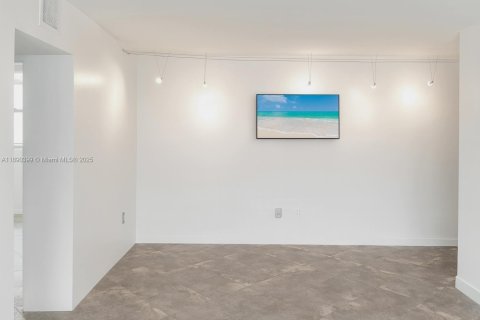 Condo in Miami Beach, Florida, 2 bedrooms  № 1949585 - photo 6