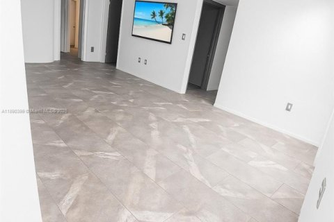 Condo in Miami Beach, Florida, 2 bedrooms  № 1949585 - photo 12