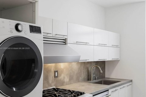 Condo in Miami Beach, Florida, 2 bedrooms  № 1949585 - photo 3