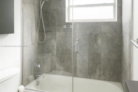 Condo in Miami Beach, Florida, 2 bedrooms  № 1949585 - photo 14