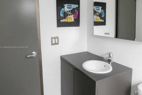 Condo in Miami Beach, Florida, 2 bedrooms  № 1949585 - photo 10