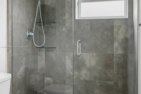 Condo in Miami Beach, Florida, 2 bedrooms  № 1949585 - photo 11