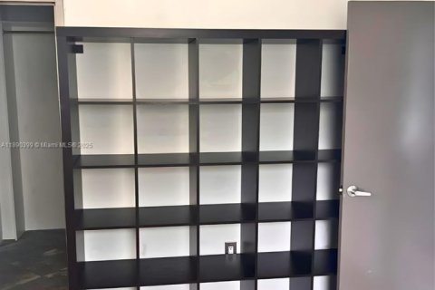 Condo in Miami Beach, Florida, 2 bedrooms  № 1949585 - photo 13