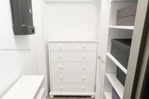 Condo in Miami Beach, Florida, 2 bedrooms  № 1949585 - photo 9