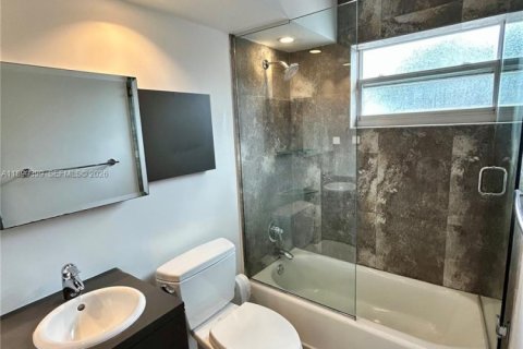 Condo in Miami Beach, Florida, 2 bedrooms  № 1949585 - photo 23