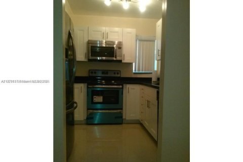 House in Hollywood, Florida 2 bedrooms, 79.99 sq.m. № 1920576 - photo 10