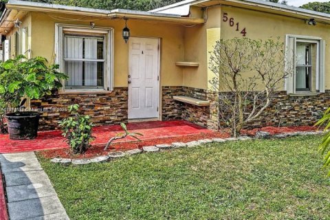 House in Hollywood, Florida 2 bedrooms, 79.99 sq.m. № 1920576 - photo 1
