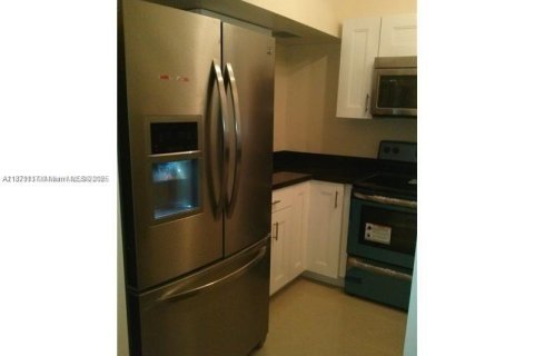 House in Hollywood, Florida 2 bedrooms, 79.99 sq.m. № 1920576 - photo 8