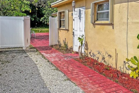 House in Hollywood, Florida 2 bedrooms, 79.99 sq.m. № 1920576 - photo 5