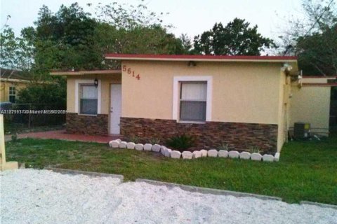 House in Hollywood, Florida 2 bedrooms, 79.99 sq.m. № 1920576 - photo 6