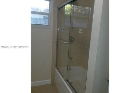 House in Hollywood, Florida 2 bedrooms, 79.99 sq.m. № 1920576 - photo 14