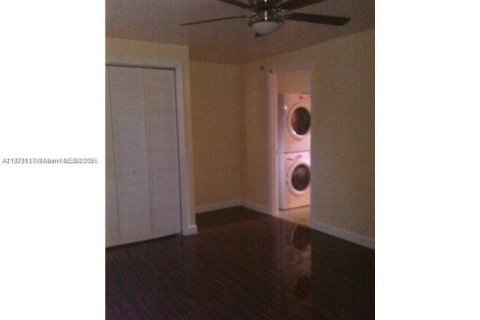 House in Hollywood, Florida 2 bedrooms, 79.99 sq.m. № 1920576 - photo 11