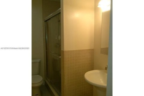 House in Hollywood, Florida 2 bedrooms, 79.99 sq.m. № 1920576 - photo 3