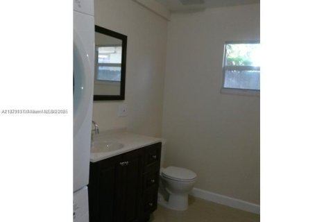 House in Hollywood, Florida 2 bedrooms, 79.99 sq.m. № 1920576 - photo 13