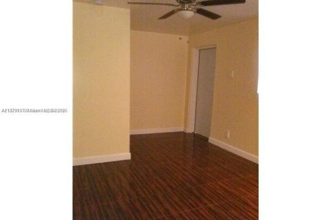 House in Hollywood, Florida 2 bedrooms, 79.99 sq.m. № 1920576 - photo 12