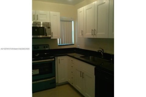 House in Hollywood, Florida 2 bedrooms, 79.99 sq.m. № 1920576 - photo 9