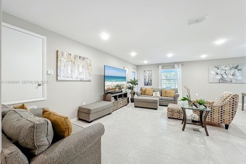 House in Palm Bay, Florida 4 bedrooms № 1988821 - photo 11