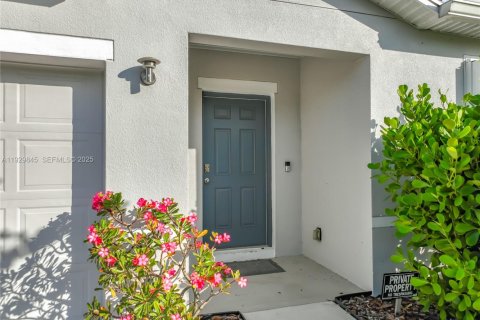 House in Palm Bay, Florida 4 bedrooms № 1988821 - photo 6