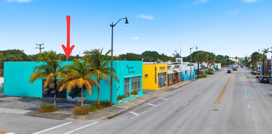 Commercial property in West Palm Beach, Florida № 2158504