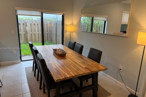 Снять в аренду таунхаус в Майами, Флорида 3 спальни, 122.63м2, № 2001711 - фото 2