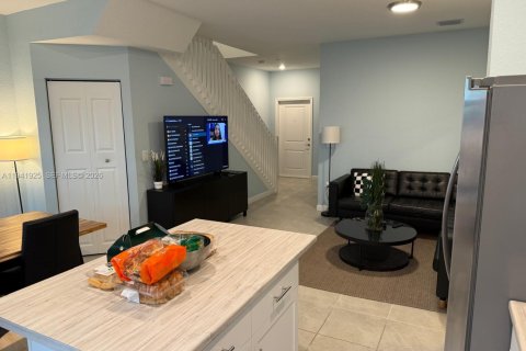 Снять в аренду таунхаус в Майами, Флорида 3 спальни, 122.63м2, № 2001711 - фото 3