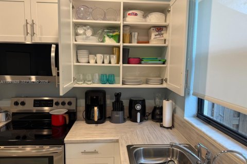 Снять в аренду таунхаус в Майами, Флорида 3 спальни, 122.63м2, № 2001711 - фото 7