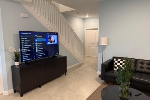 Снять в аренду таунхаус в Майами, Флорида 3 спальни, 122.63м2, № 2001711 - фото 4