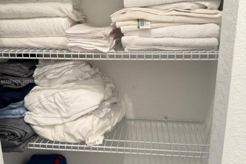 Снять в аренду таунхаус в Майами, Флорида 3 спальни, 122.63м2, № 2001711 - фото 23