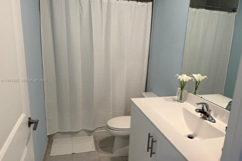 Снять в аренду таунхаус в Майами, Флорида 3 спальни, 122.63м2, № 2001711 - фото 15