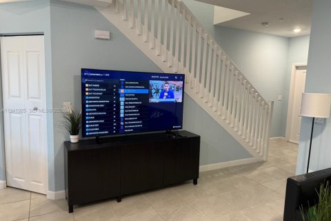 Снять в аренду таунхаус в Майами, Флорида 3 спальни, 122.63м2, № 2001711 - фото 9