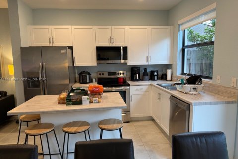 Снять в аренду таунхаус в Майами, Флорида 3 спальни, 122.63м2, № 2001711 - фото 5