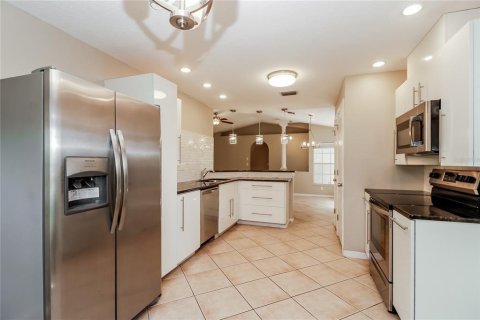 House in Spring Hill, Florida 4 bedrooms, 150.13 sq.m. № 1905900 - photo 6