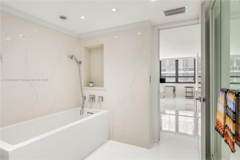 Condo in Bal Harbour, Florida, 2 bedrooms  № 1709297 - photo 21