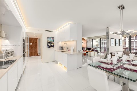 Condo in Bal Harbour, Florida, 2 bedrooms  № 1709297 - photo 9