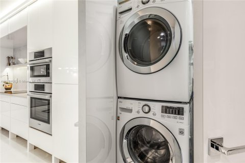Condo in Bal Harbour, Florida, 2 bedrooms  № 1709297 - photo 14