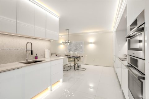 Condo in Bal Harbour, Florida, 2 bedrooms  № 1709297 - photo 11