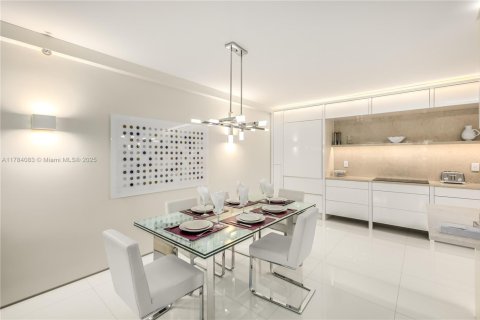 Condo in Bal Harbour, Florida, 2 bedrooms  № 1709297 - photo 12