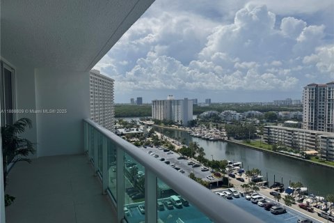 Condominio en alquiler en Sunny Isles Beach, Florida, 1 dormitorio, 92.07 m2 № 1941019 - foto 1