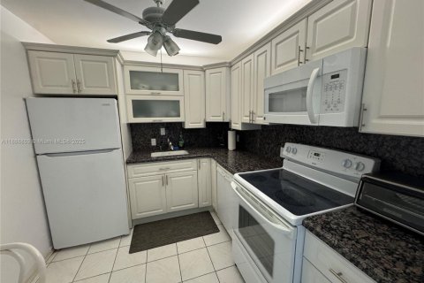 Condominio en alquiler en Sunny Isles Beach, Florida, 1 dormitorio, 92.07 m2 № 1941019 - foto 22