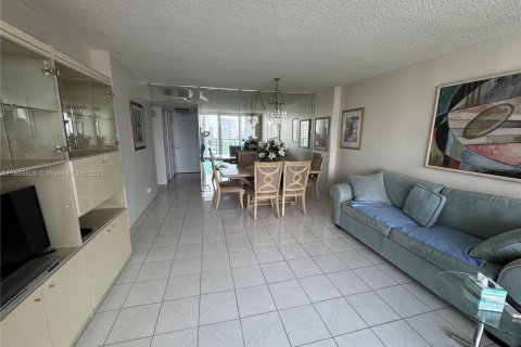Condominio en alquiler en Sunny Isles Beach, Florida, 1 dormitorio, 92.07 m2 № 1941019 - foto 12
