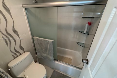 Condominio en alquiler en Sunny Isles Beach, Florida, 1 dormitorio, 92.07 m2 № 1941019 - foto 20