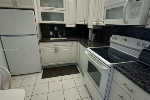 Condominio en alquiler en Sunny Isles Beach, Florida, 1 dormitorio, 92.07 m2 № 1941019 - foto 21