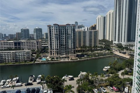 Condominio en alquiler en Sunny Isles Beach, Florida, 1 dormitorio, 92.07 m2 № 1941019 - foto 2